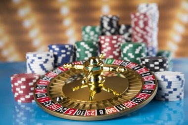 Live dealer studio with professional croupier hosting Dragon Tiger at winning228